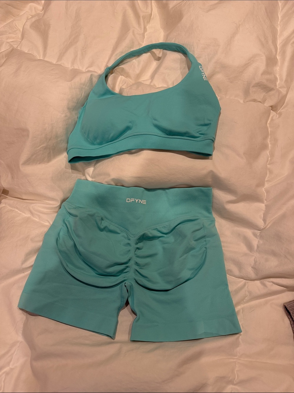 DFYNE Women's Aqua Seamless Sports Bra & Shorts Set